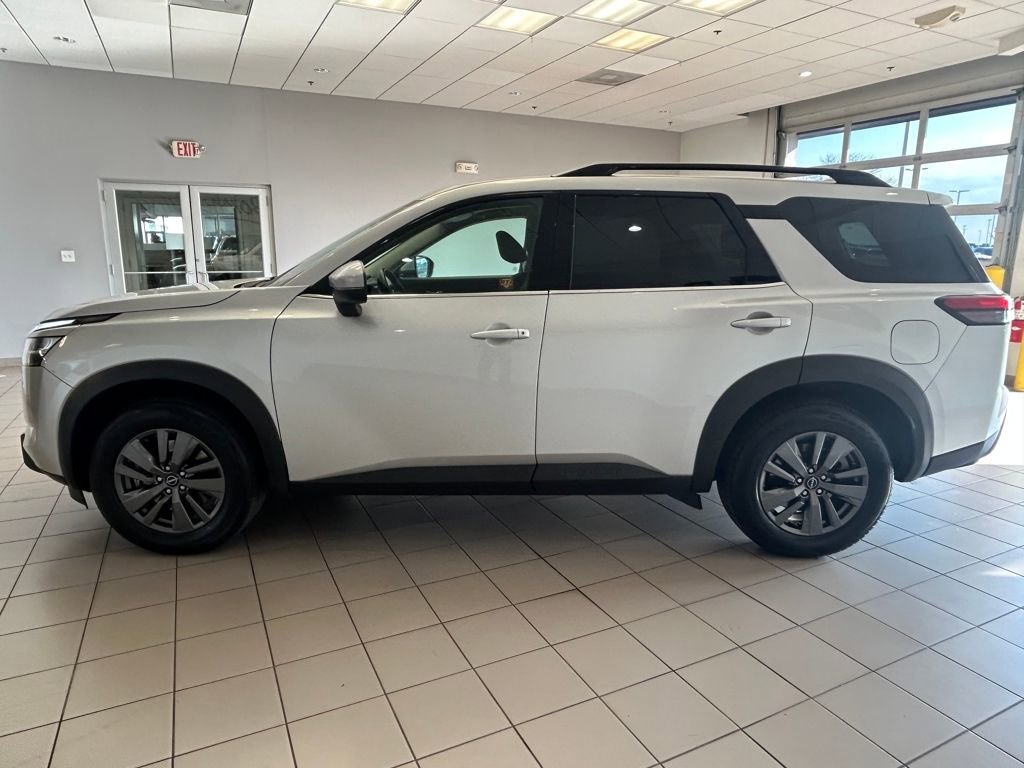 Used 2022 Nissan Pathfinder SV w/ SV Premium Package image 4
