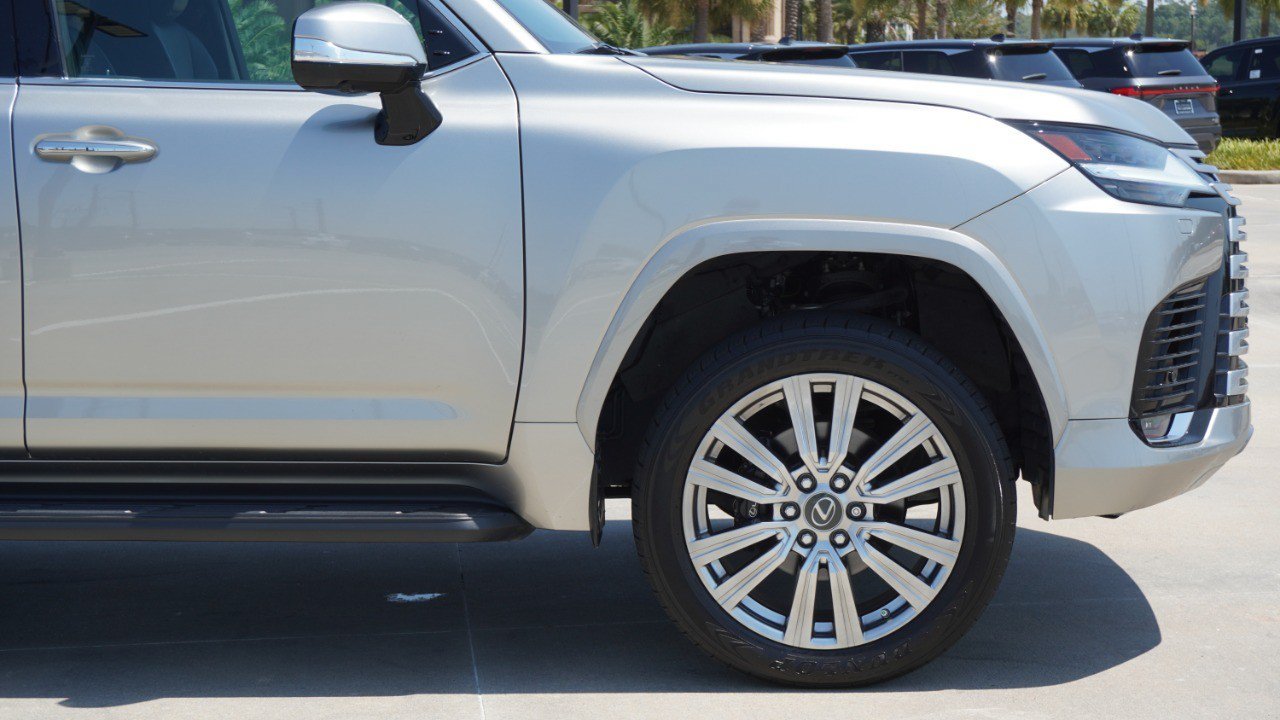 Used 2022 Lexus LX 600 4WD w/ Accessory Package (Z1) image 9