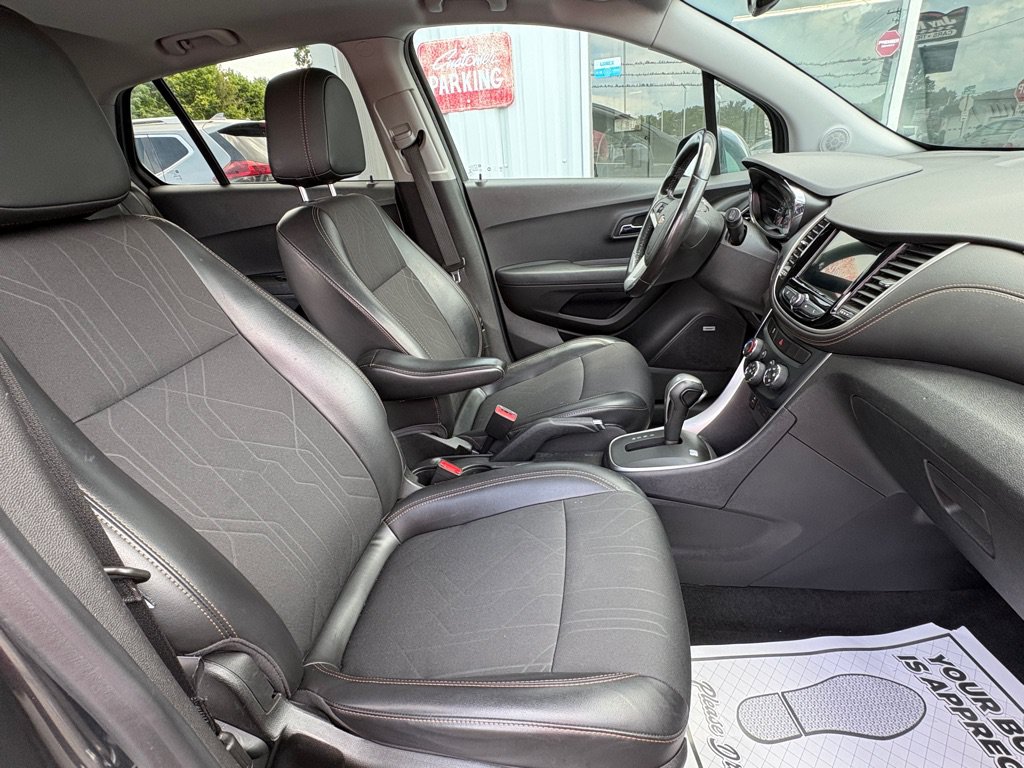 Used 2019 Chevrolet Trax LT w/ Sun & Sound Package FWD image 17