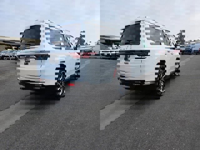 New 2025 Jeep Wagoneer L Series III w/ Premium Group I image 8