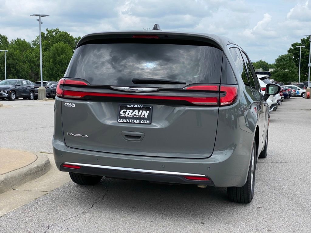 Used 2023 Chrysler Pacifica Touring-L FWD image 8