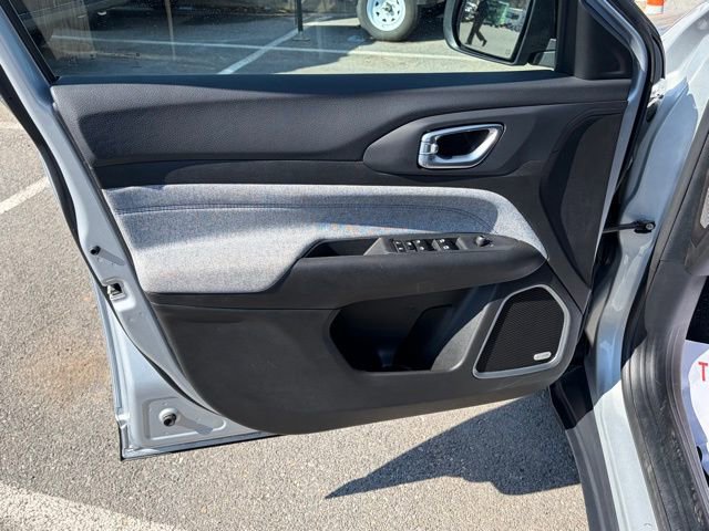 Used 2025 Jeep Compass Latitude w/ Sun & Sound Group image 12