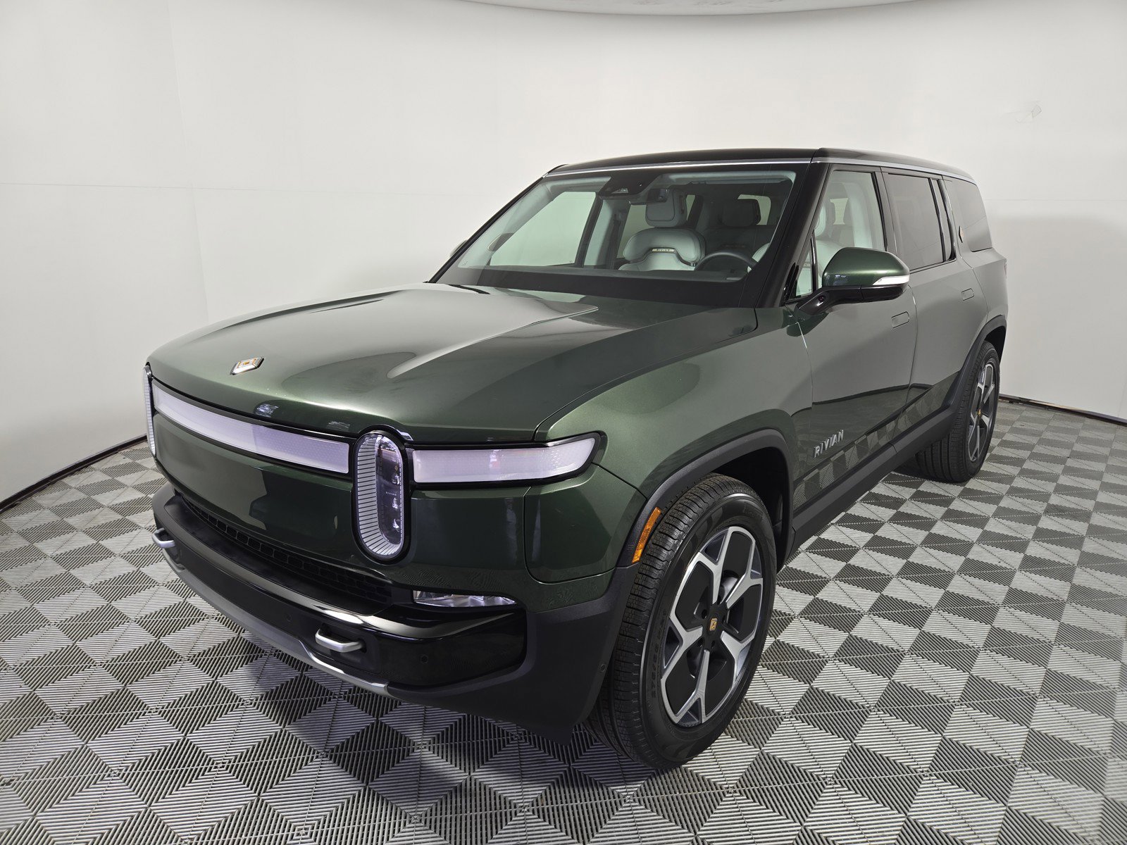 Used 2024 Rivian R1S Adventure AWD/4WD image 1