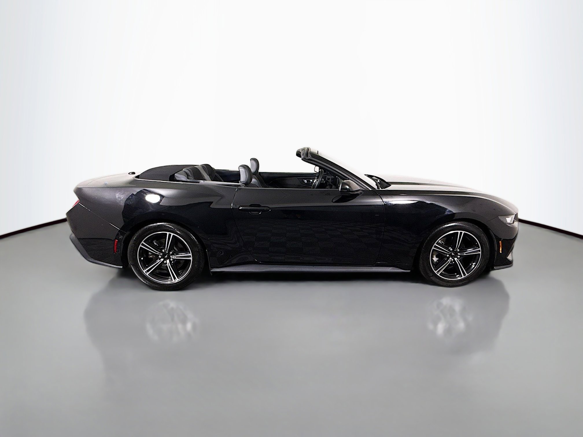 Used 2024 Ford Mustang Convertible image 39