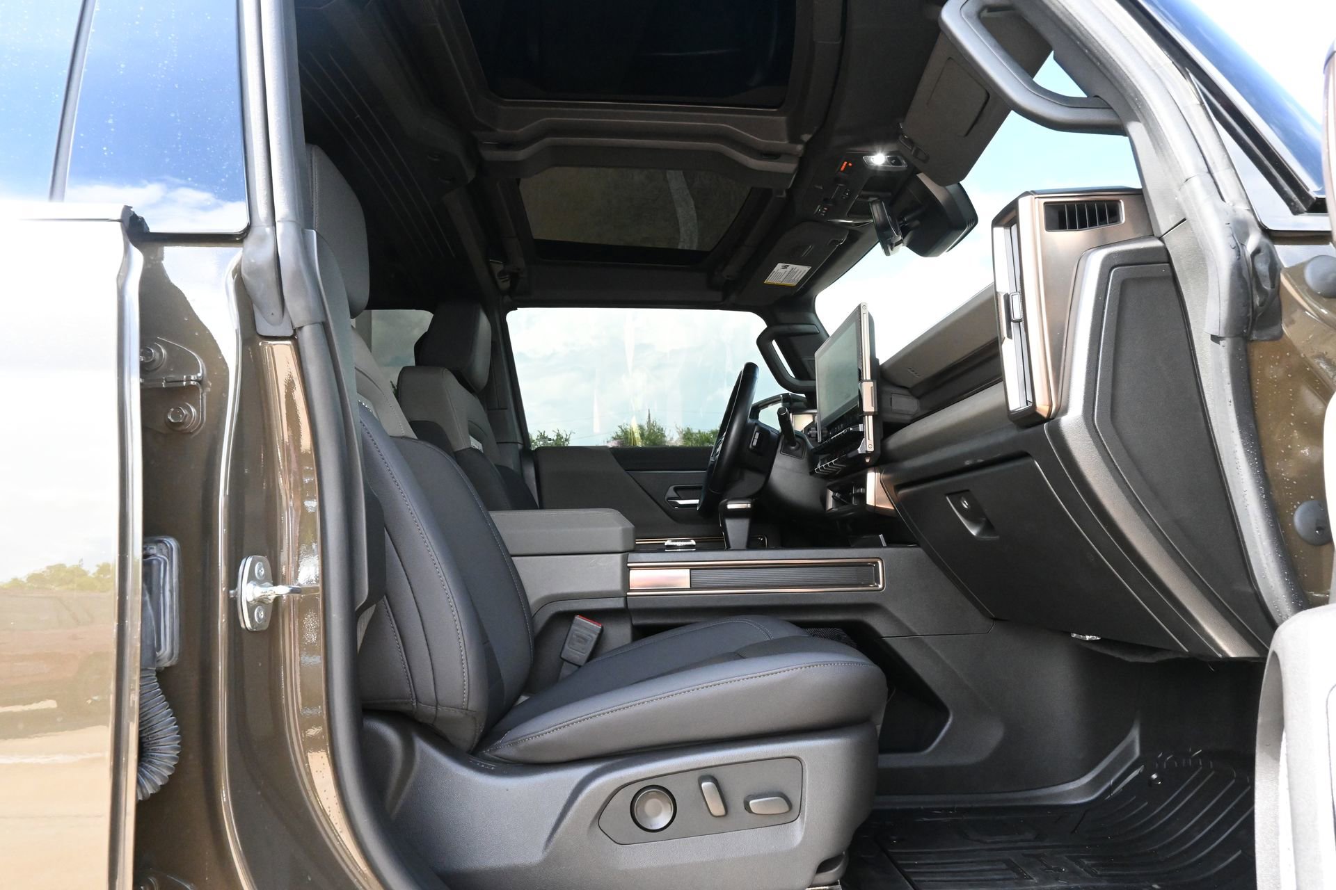 Used 2025 GMC Hummer EV 2X w/ LPO, Sport Package AWD/4WD image 24