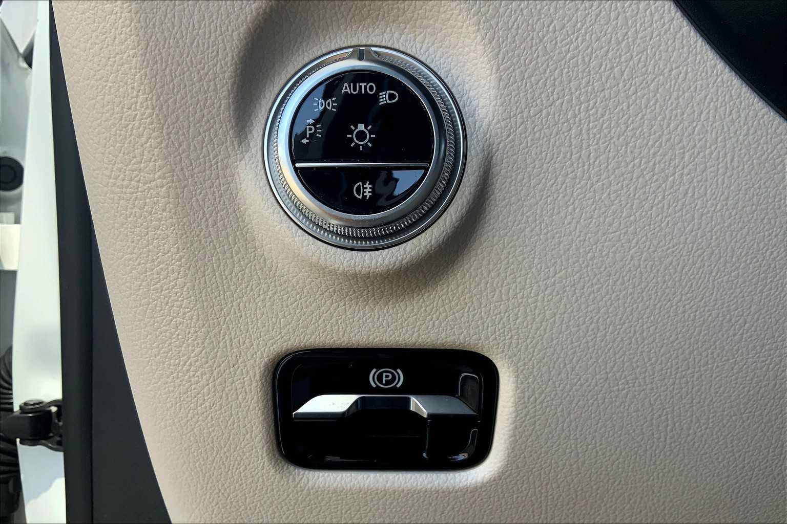 Certified 2022 Mercedes-Benz C 300 Sedan w/ Exclusive Trim Package image 33