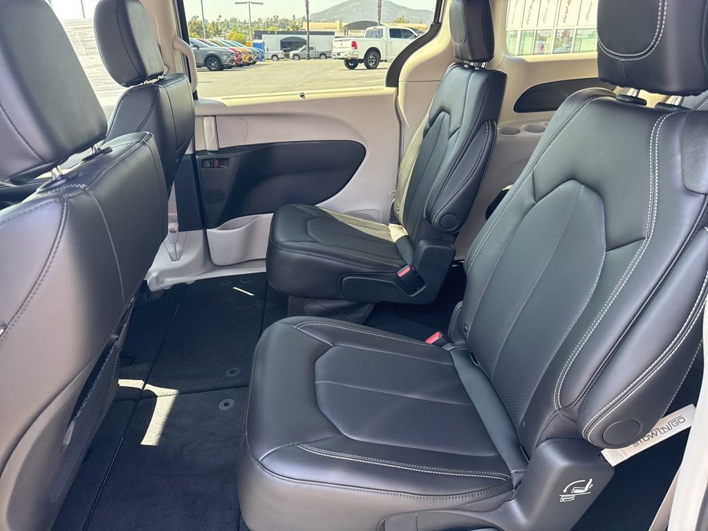 Used 2024 Chrysler Pacifica Touring-L image 15
