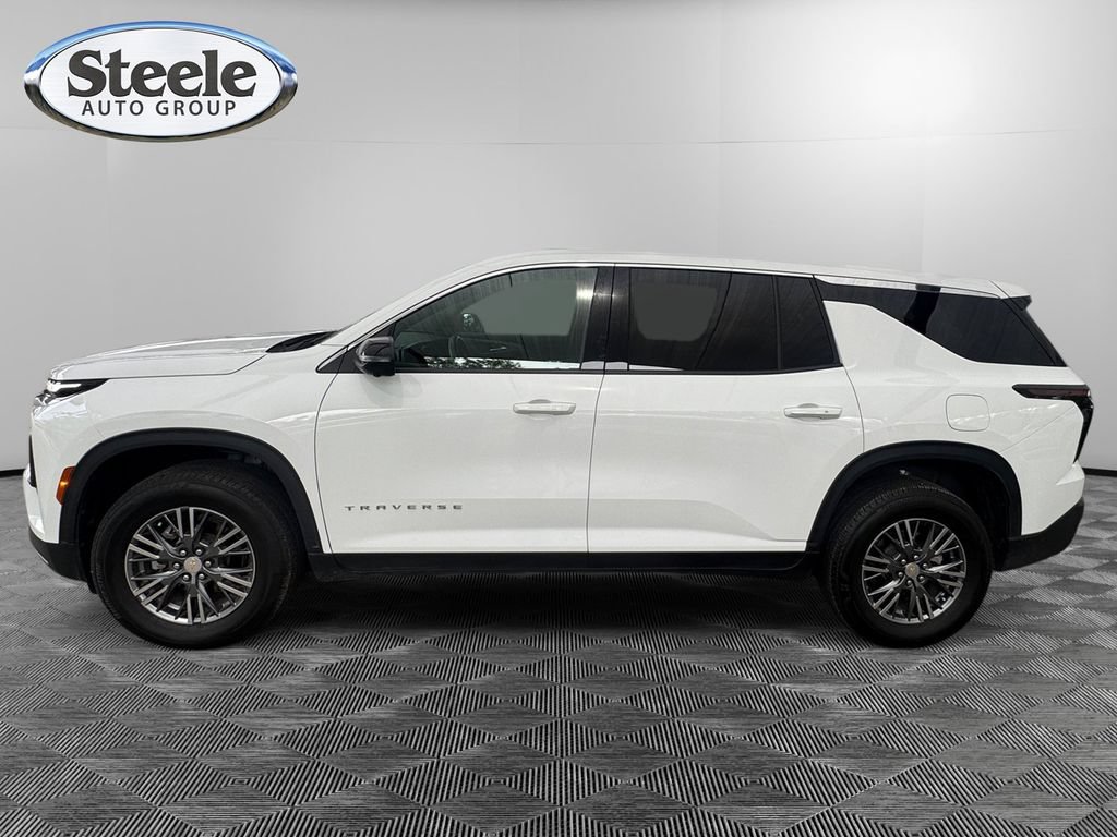 Used 2024 Chevrolet Traverse LS FWD image 2