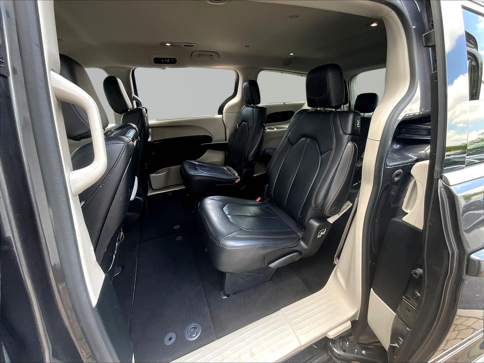 Used 2018 Chrysler Pacifica Touring-L Plus FWD image 22