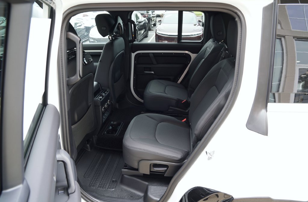 New 2026 Land Rover Defender 130 X-Dynamic SE AWD/4WD image 35