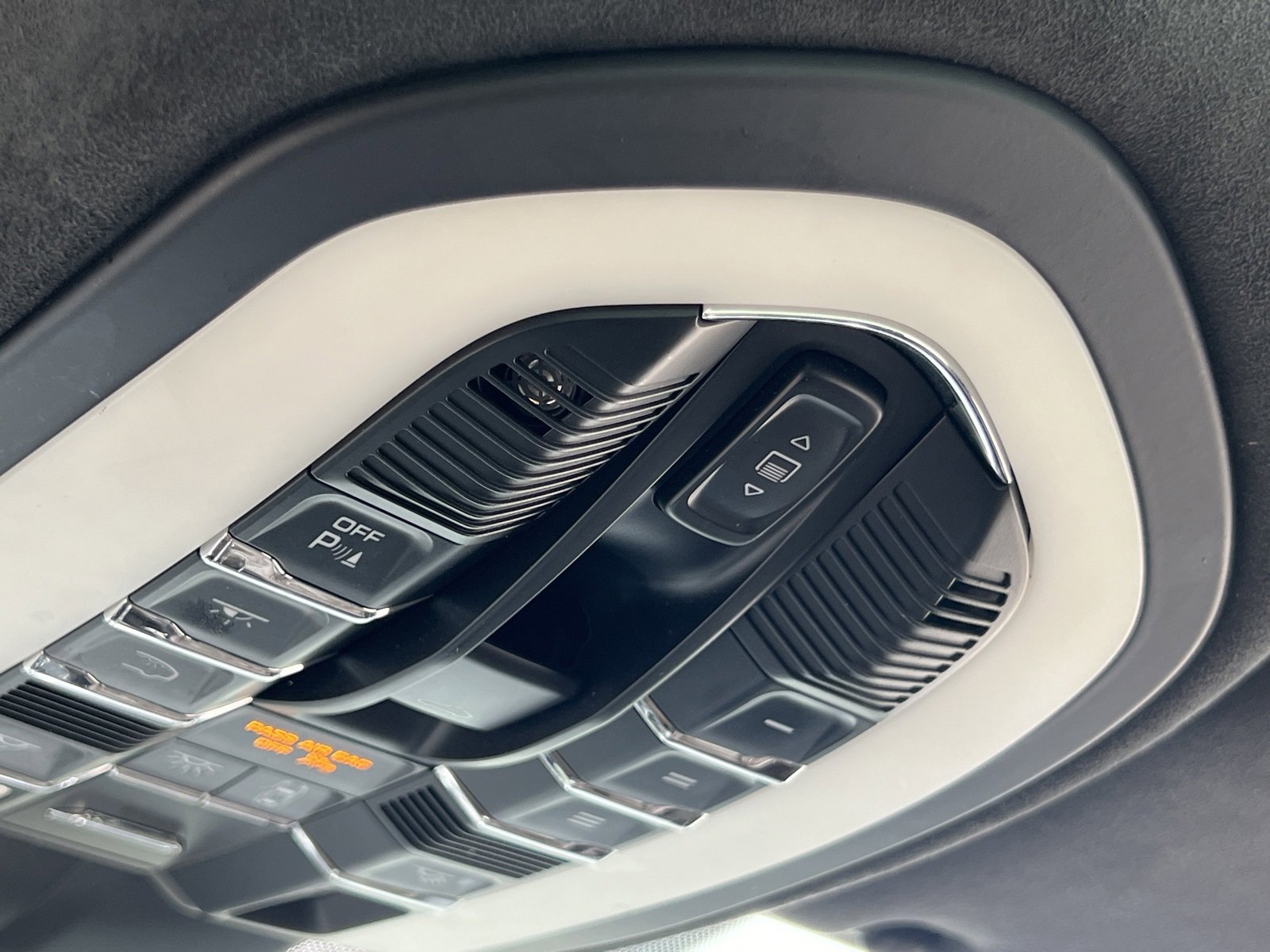 Used 2016 Porsche Cayenne Turbo S image 34