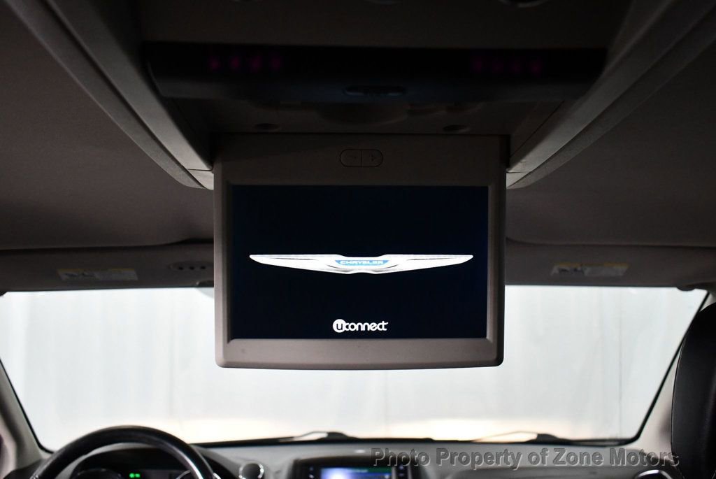 Used 2014 Chrysler Town & Country Touring-L image 29