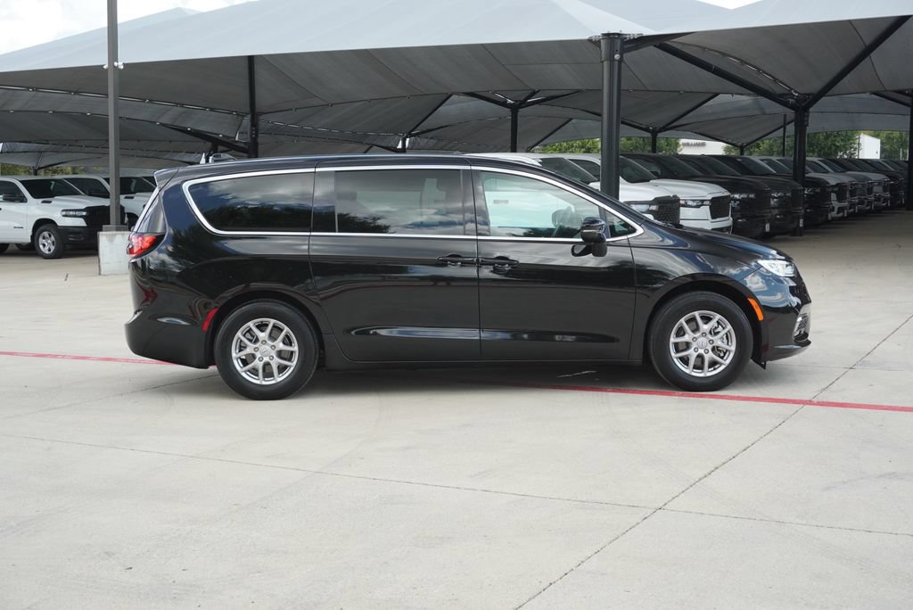 Used 2026 Chrysler Pacifica Select FWD image 6