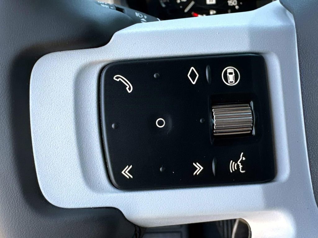 New 2025 Land Rover Defender 130 X-Dynamic SE image 28