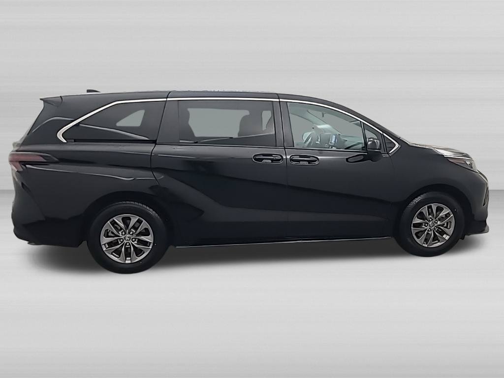 Used 2025 Toyota Sienna LE FWD image 3