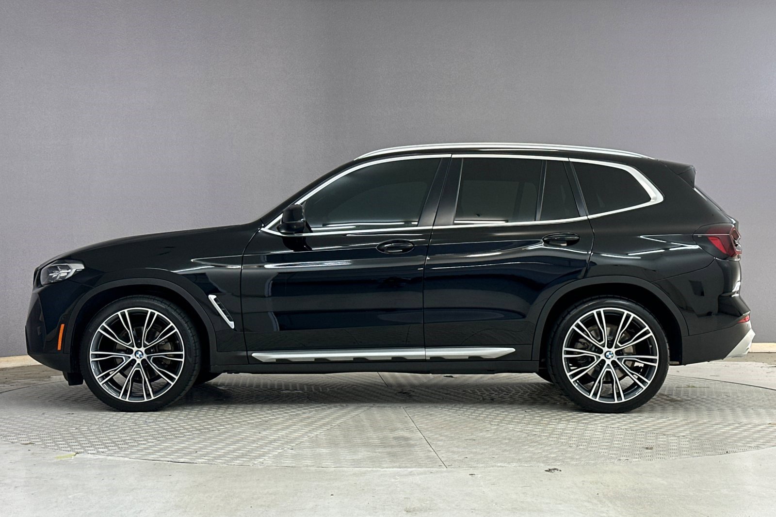 Used 2024 BMW X3 sDrive30i w/ Convenience Package RWD image 2