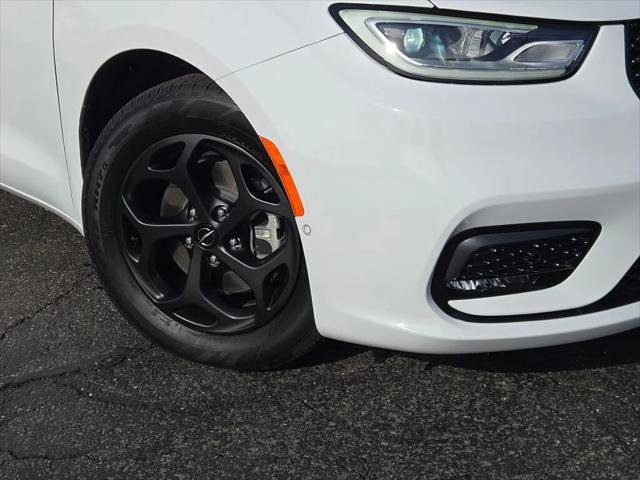 Certified 2025 Chrysler Pacifica Premium image 3