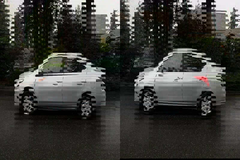 Used 2015 Nissan Versa SV FWD image 12