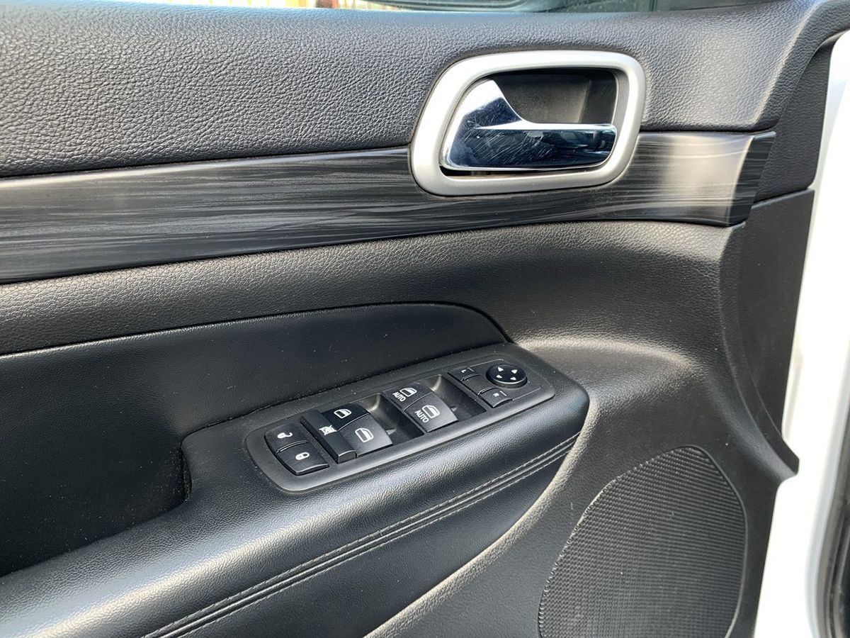 Used 2019 Jeep Grand Cherokee Laredo AWD/4WD image 16