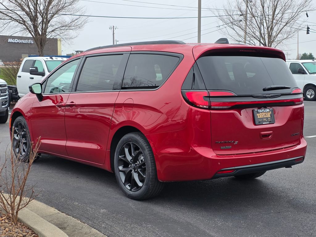 New 2026 Chrysler Pacifica Limited image 8