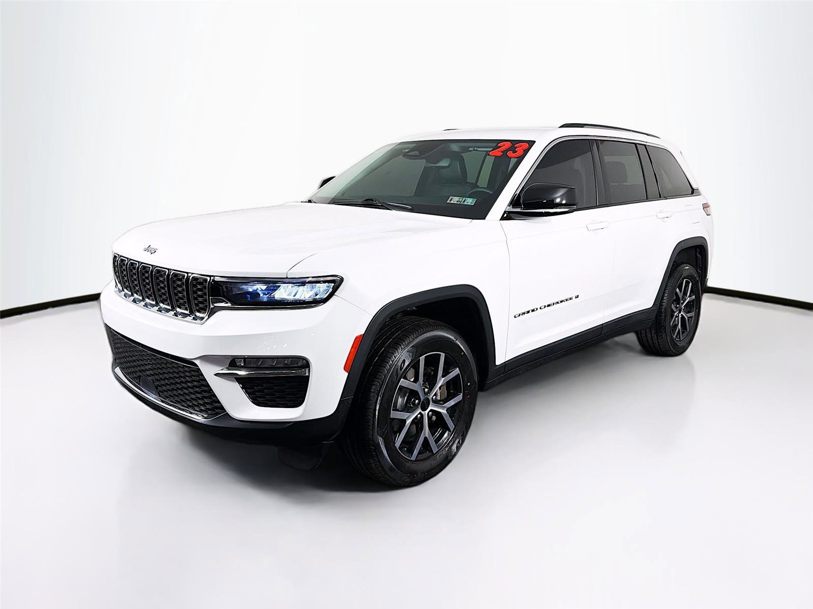 Used 2023 Jeep Grand Cherokee Limited image 3
