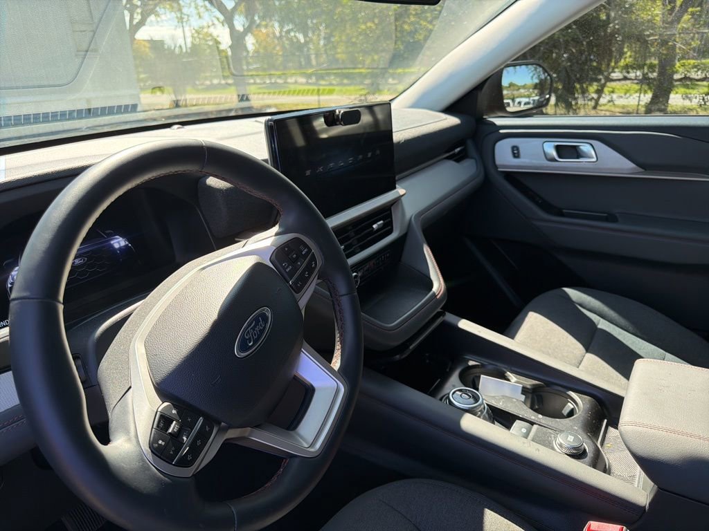 Used 2025 Ford Explorer Active image 9