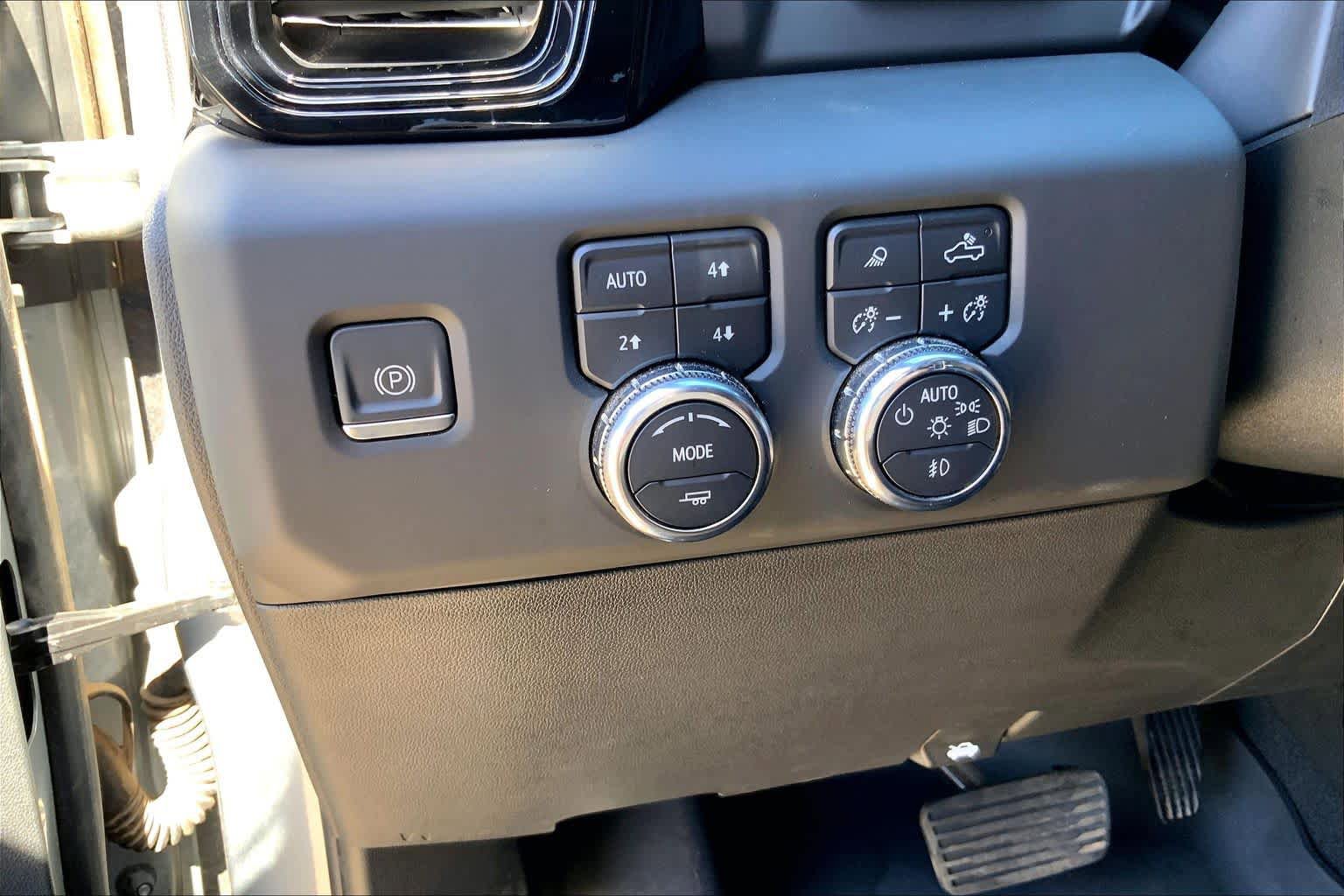 Used 2023 GMC Sierra 1500 AT4 w/ Technology Package AWD/4WD image 33
