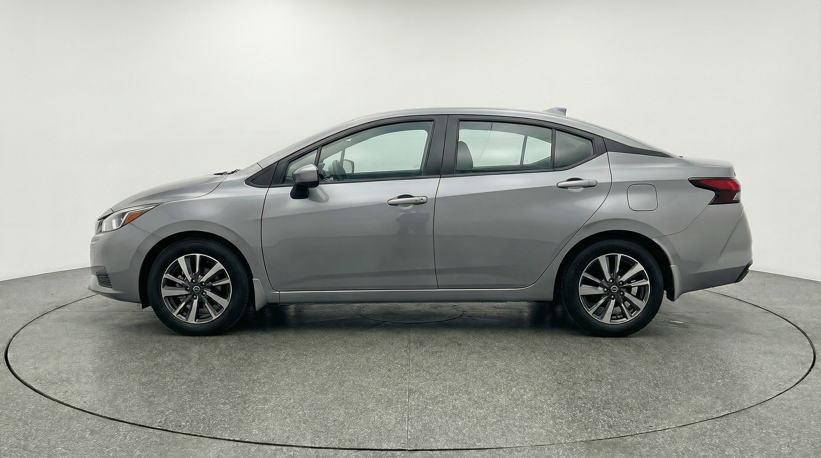 Used 2025 Nissan Versa SV FWD image 5