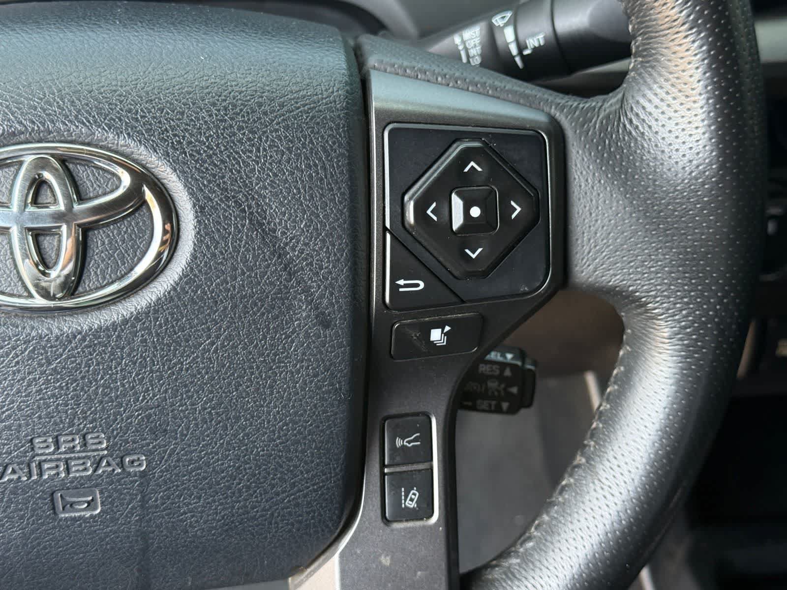 Used 2018 Toyota Tacoma TRD Off-Road w/ Technology Package AWD/4WD image 17