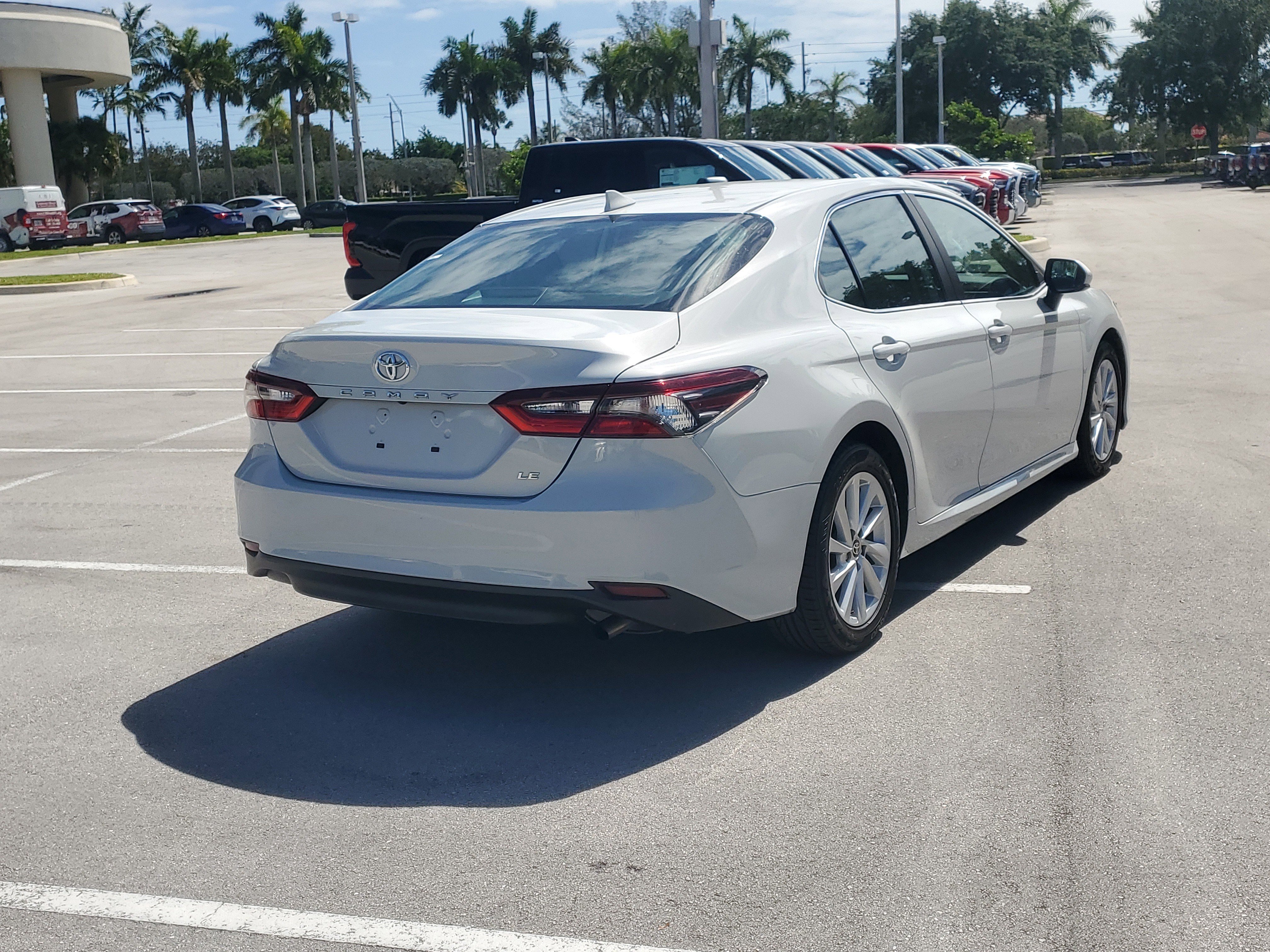 Used 2022 Toyota Camry LE image 3