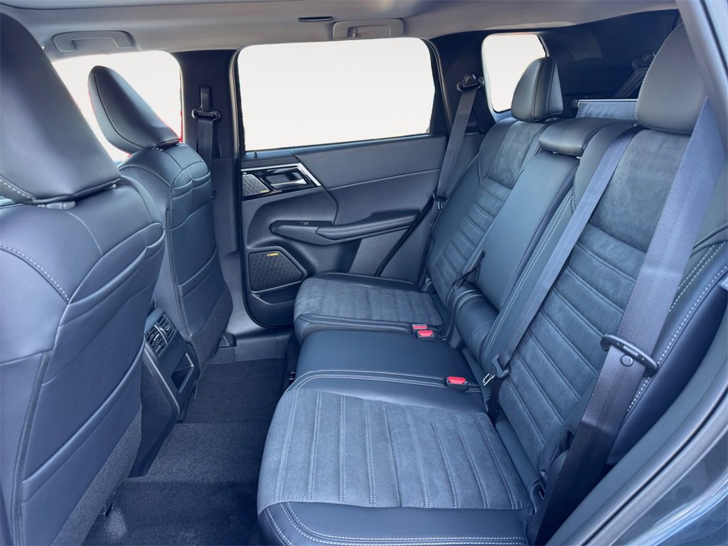 New 2026 Mitsubishi Outlander SE image 13