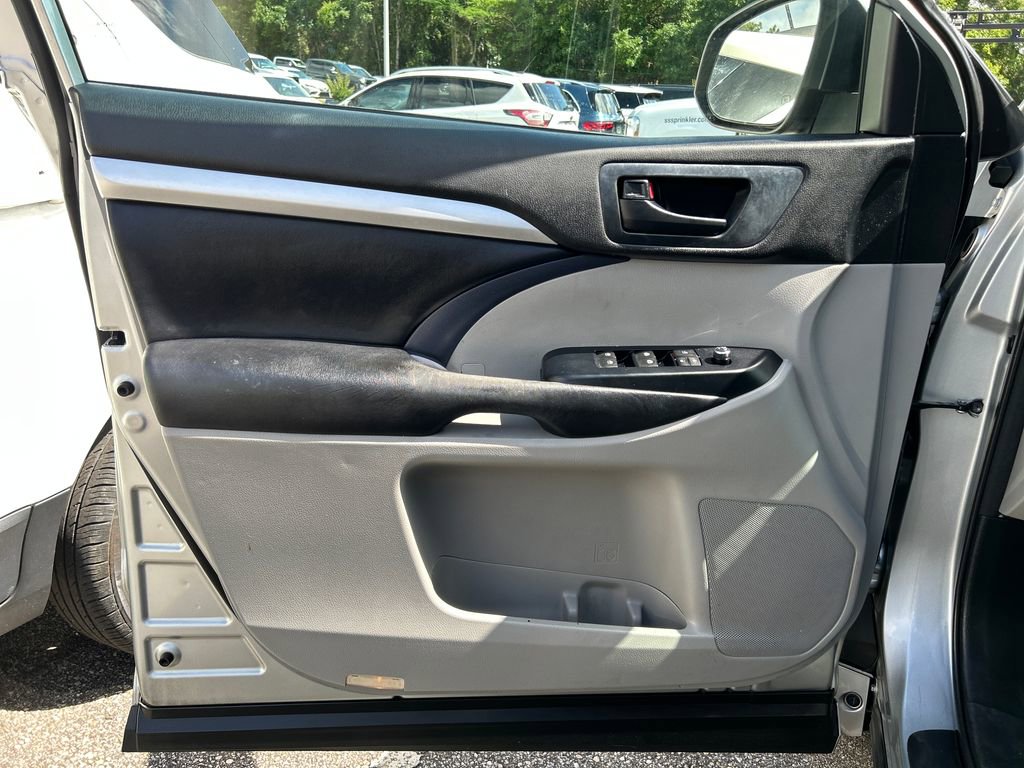Used 2018 Toyota Highlander Plus FWD image 9