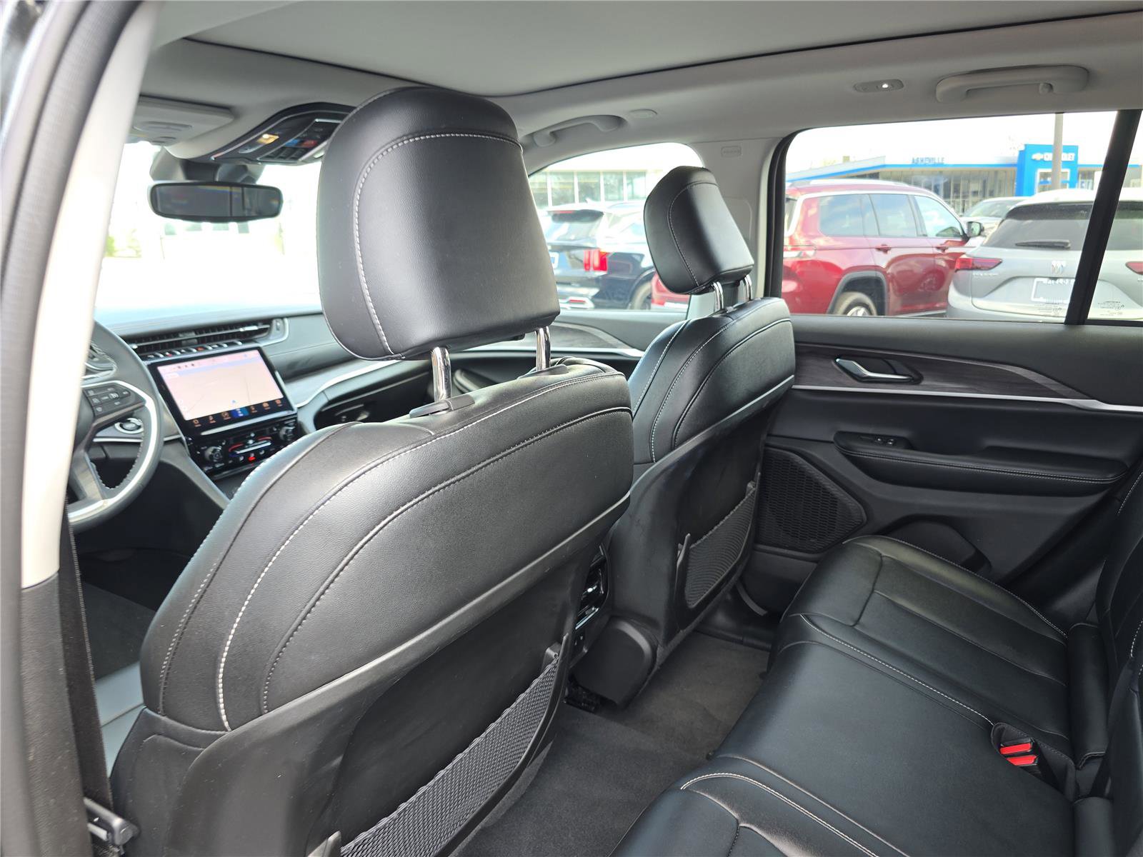 Used 2024 Jeep Grand Cherokee Limited w/ Black Appearance Package image 17