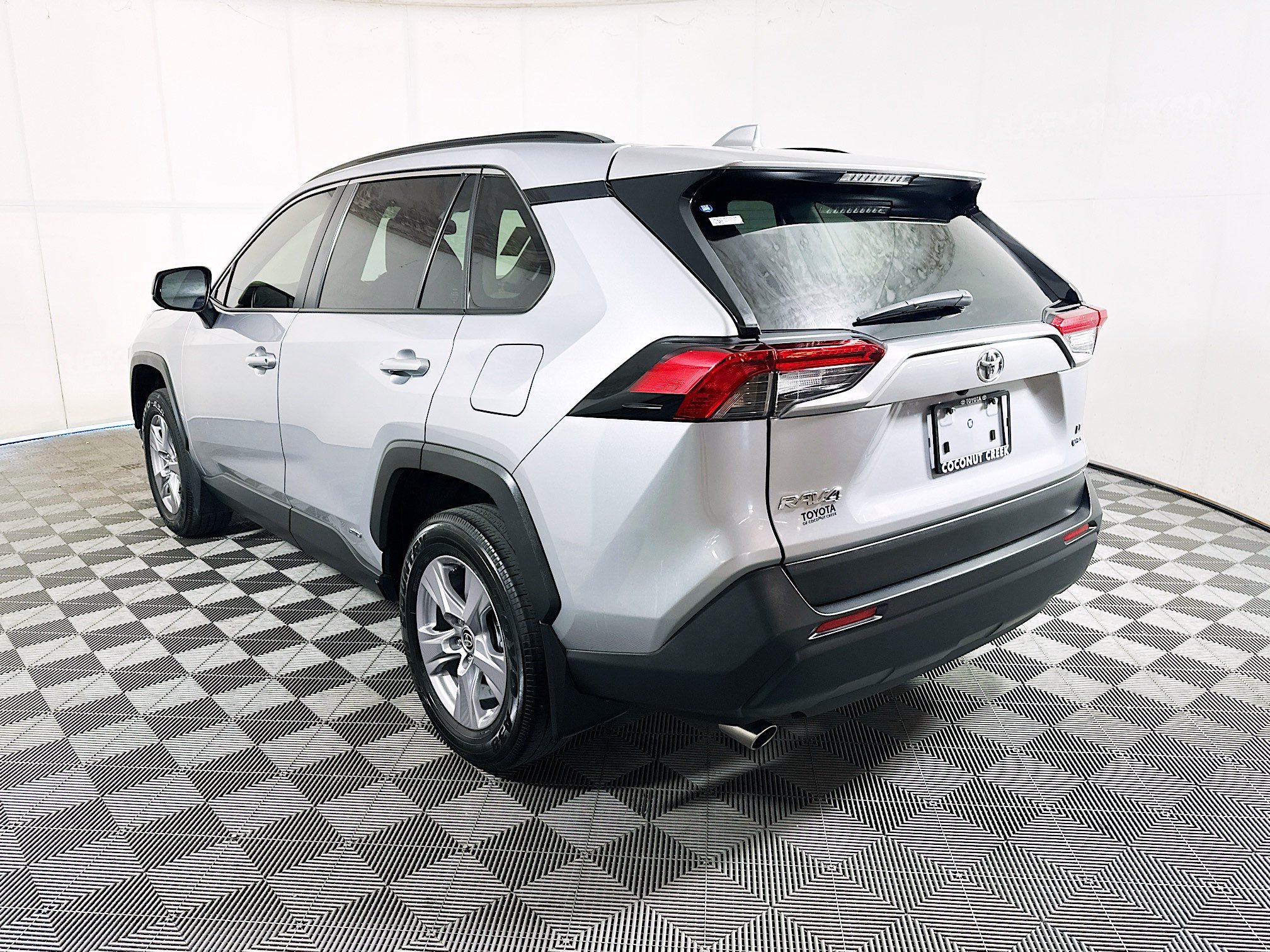 Used 2025 Toyota RAV4 LE AWD/4WD image 5
