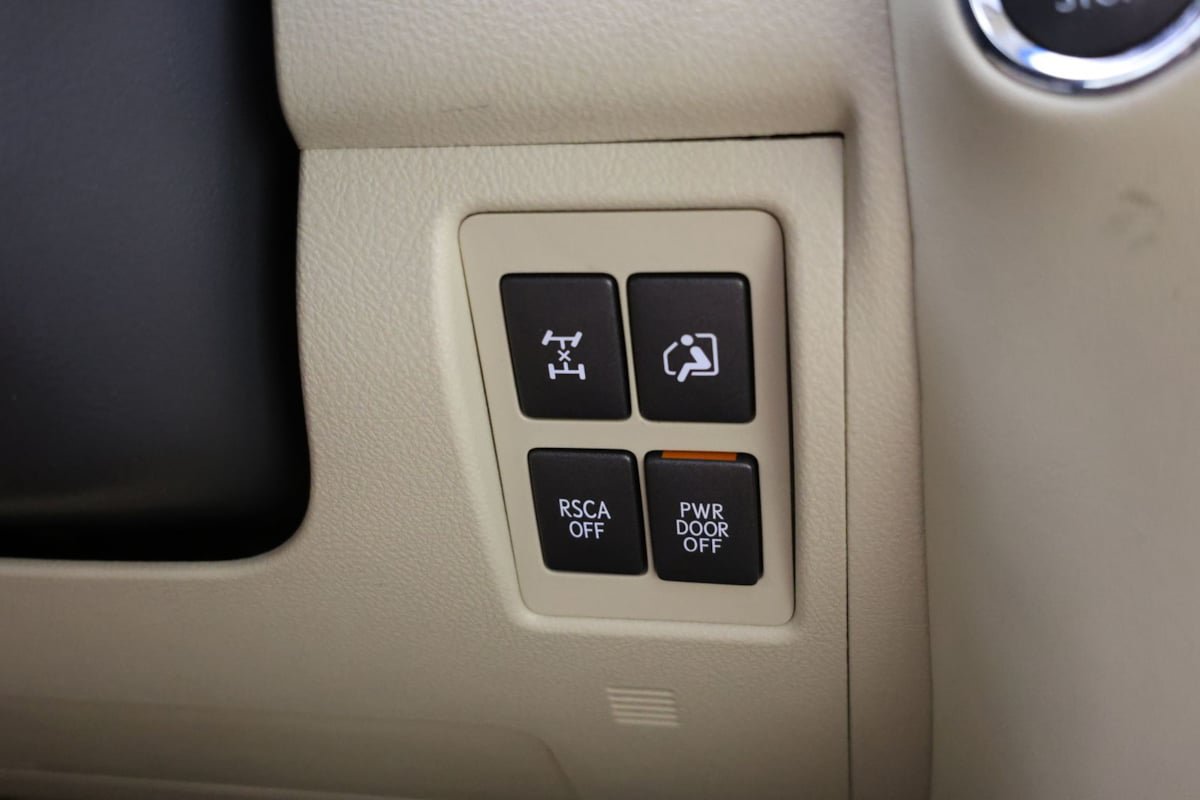 Used 2013 Lexus LX 570 4WD w/ Luxury Pkg w/Pre-crash image 31