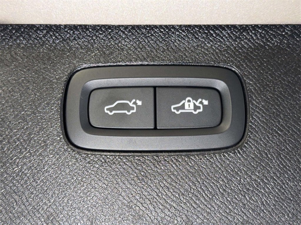 Used 2024 Volvo XC90 B6 Plus w/ Protection Package Premier image 18