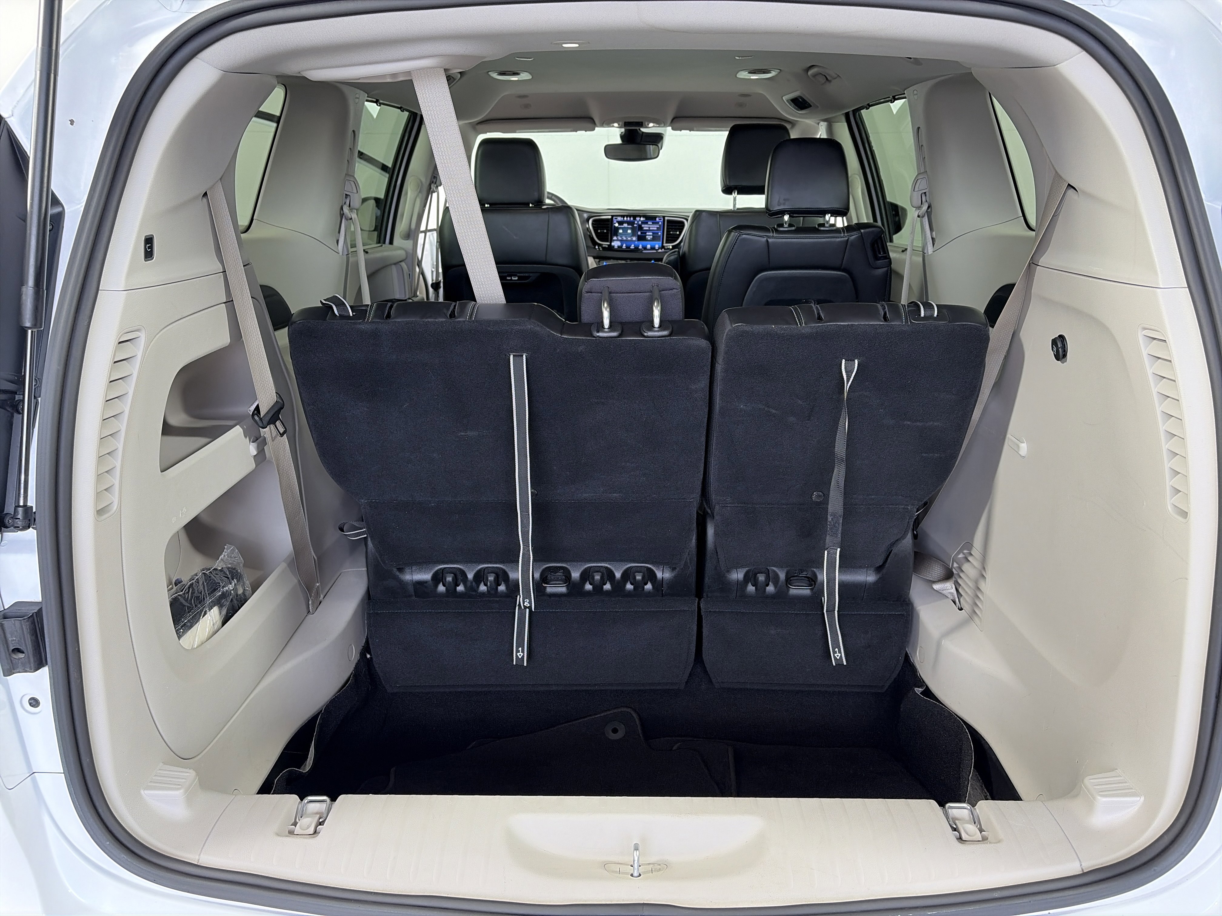 Used 2024 Chrysler Pacifica Touring-L image 15