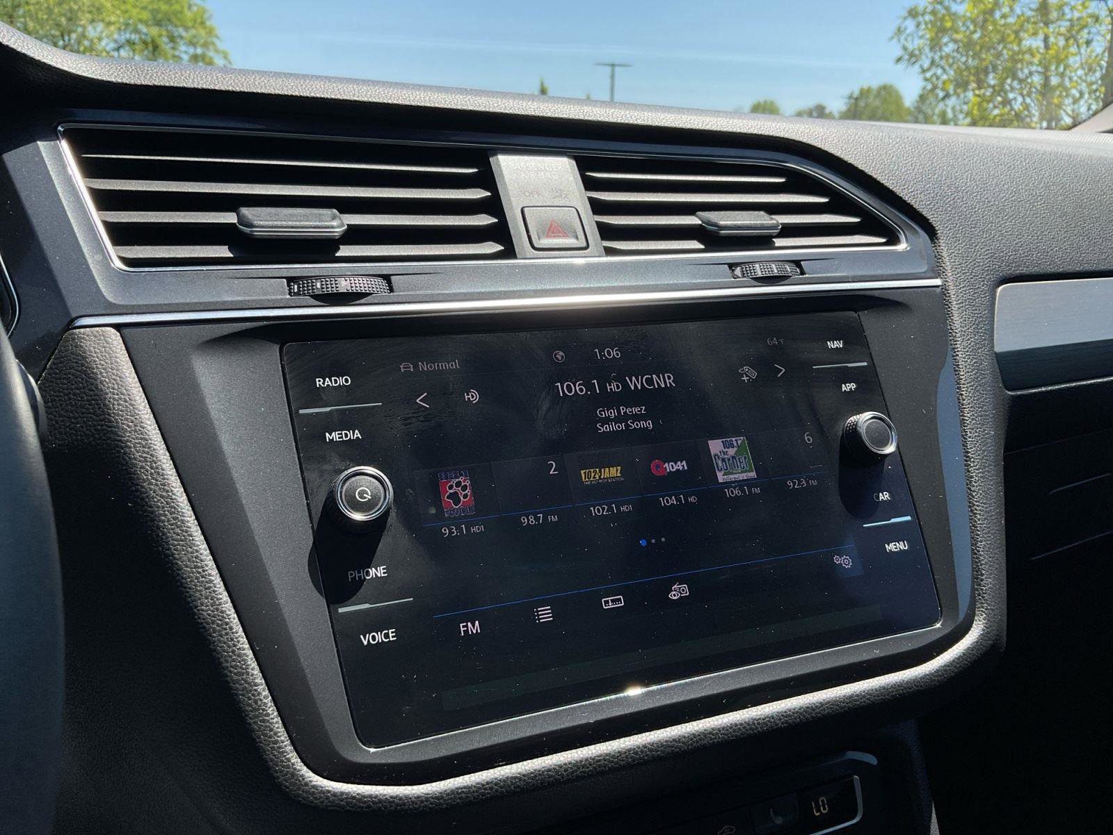 Used 2020 Volkswagen Tiguan SEL AWD/4WD image 19