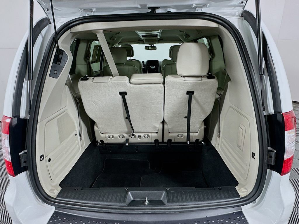 Used 2014 Chrysler Town & Country Limited image 27