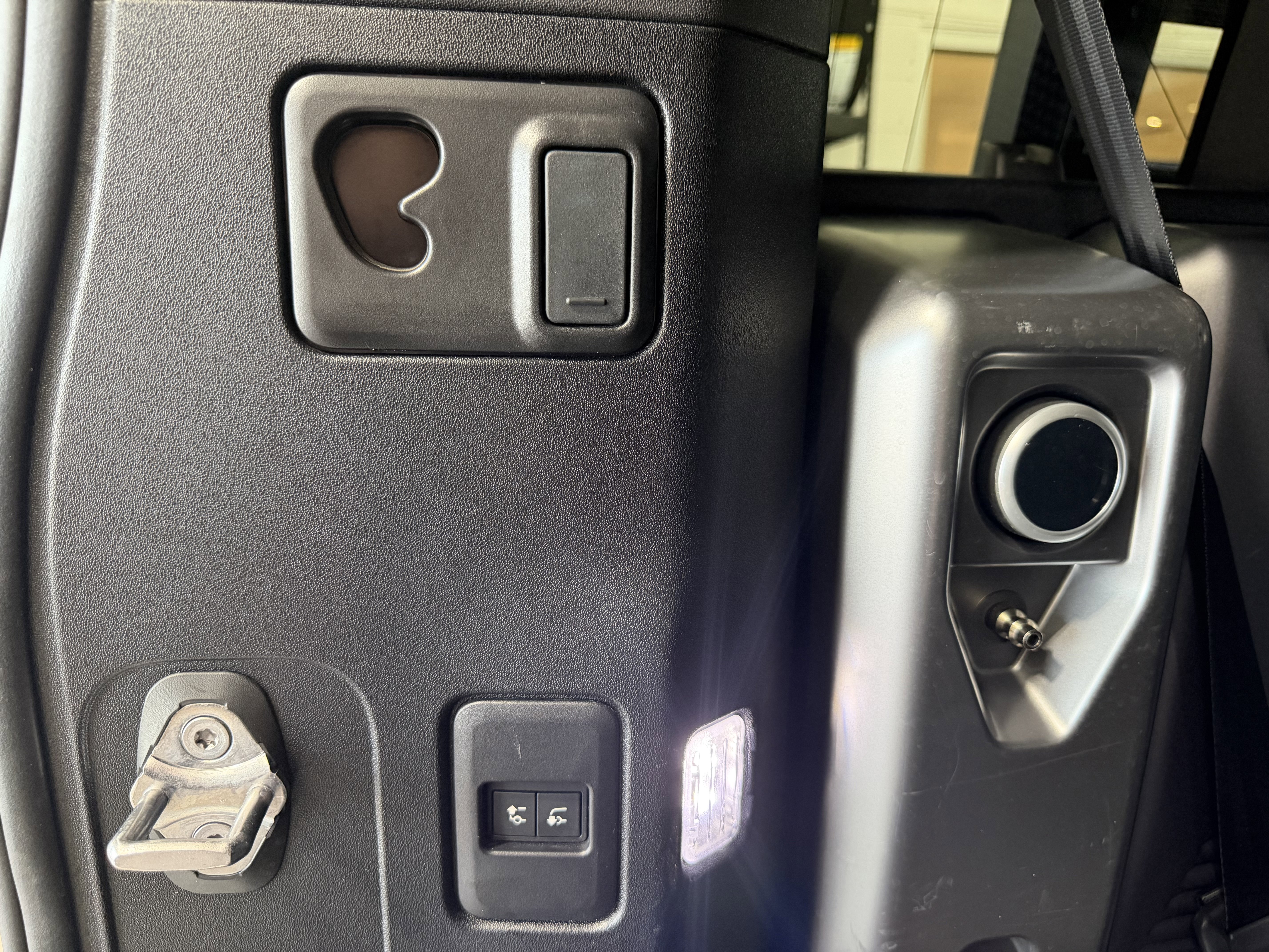 Used 2022 Land Rover Defender 110 X-Dynamic HSE AWD/4WD image 36