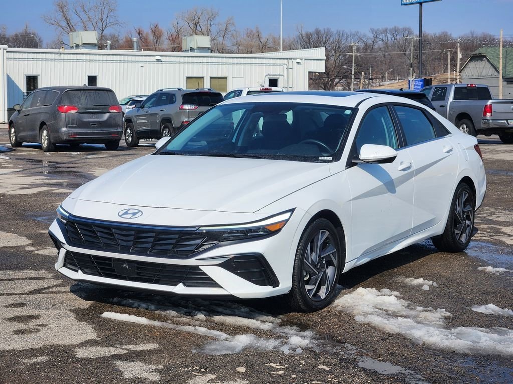 Used 2025 Hyundai Elantra SEL FWD image 3