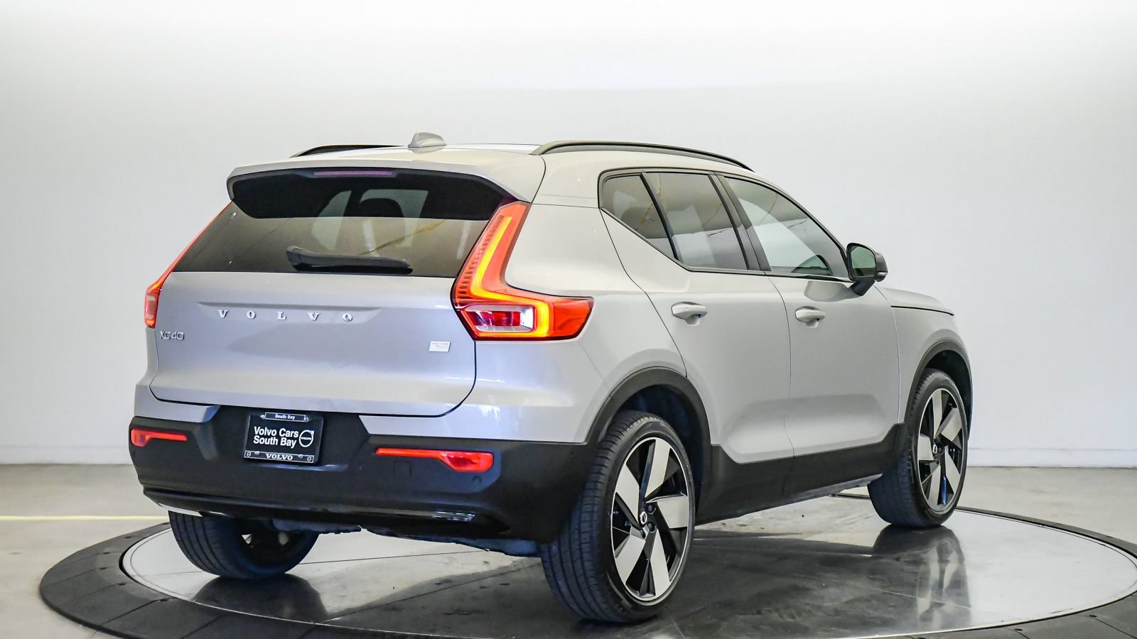 Certified 2023 Volvo XC40 Recharge Plus AWD/4WD image 5