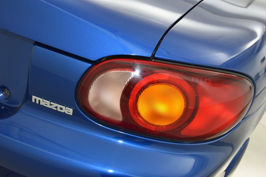 Used 1999 MAZDA MX-5 Miata 10th Anniversary Edition RWD image 39