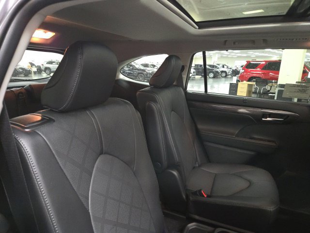 New 2026 Toyota Highlander Platinum AWD/4WD image 12