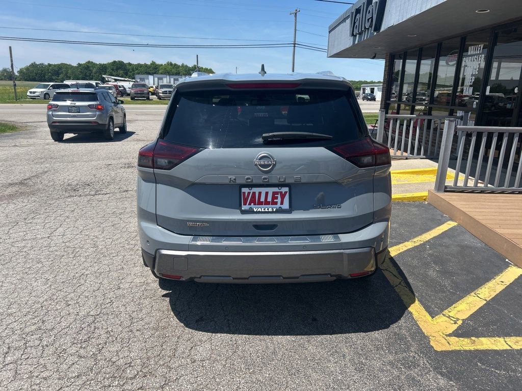 Used 2024 Nissan Rogue SL AWD/4WD image 4