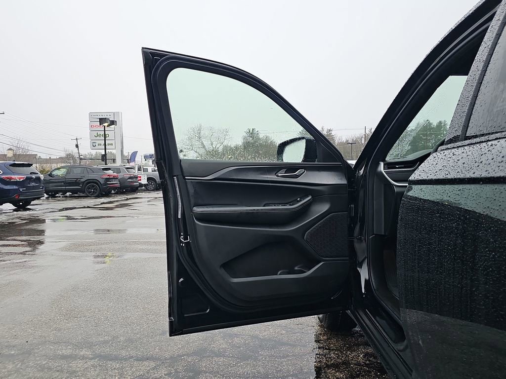 New 2025 Jeep Grand Cherokee Laredo image 11