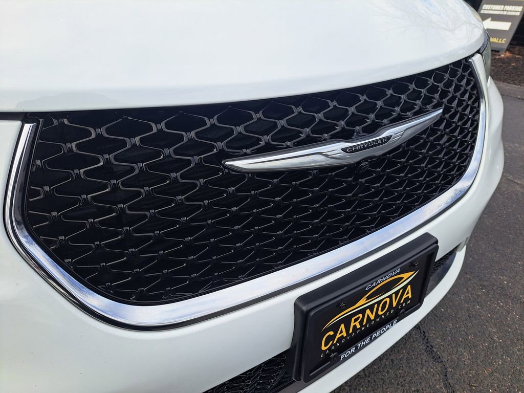 Used 2024 Chrysler Pacifica Touring-L image 7