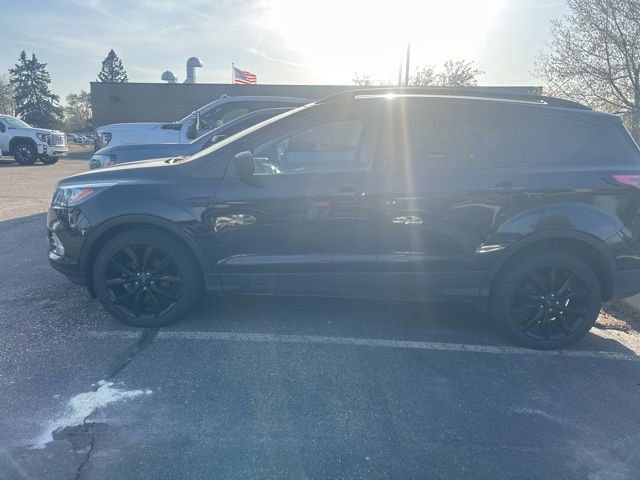 Used 2017 Ford Escape SE w/ SE Sport Appearance Package FWD image 2