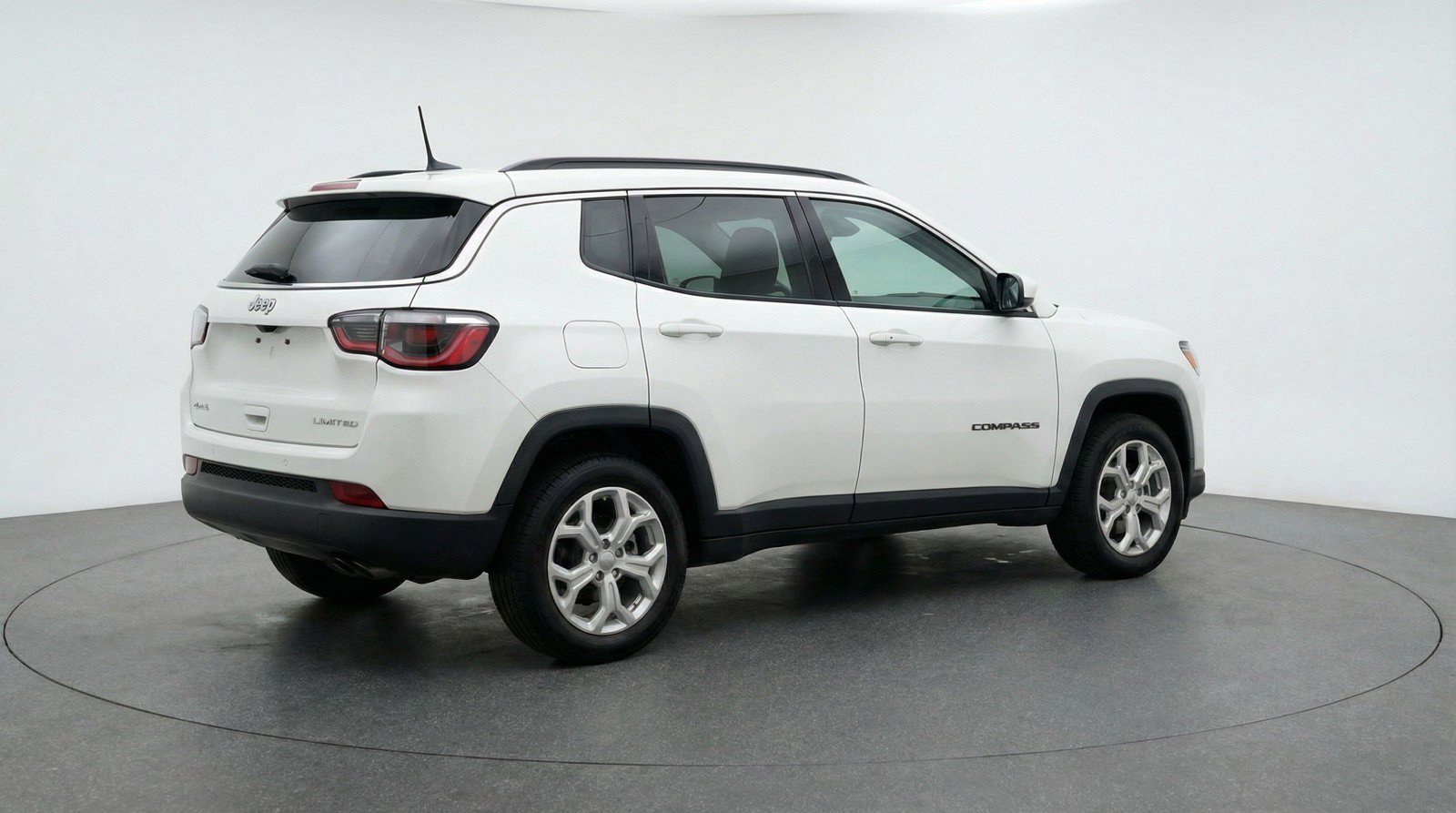 Used 2025 Jeep Compass Latitude AWD/4WD image 9