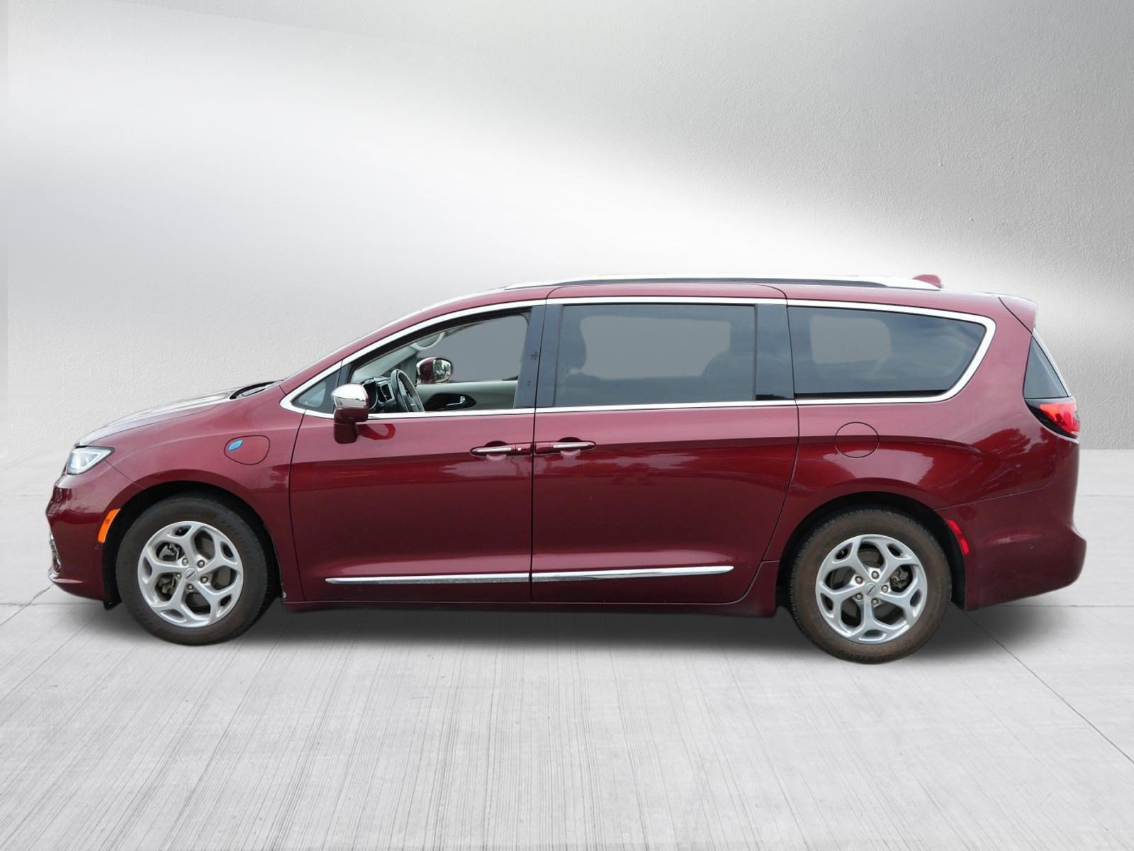 Used 2021 Chrysler Pacifica Limited w/ Uconnect Theater Family Group FWD image 4